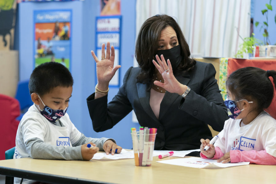 Vicepresident Kamala Harris på ett förskolebesök på tvåspråkiga skolan CentroNia i Washington där hon pratade om det nya barnbidraget.