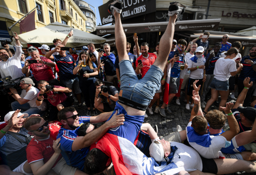 Franska fotbollsfans fotade den 28 juni då de var på plats i Bukarest i Rumänien för att titta på EM-matchen mellan Frankrike och Schweiz.