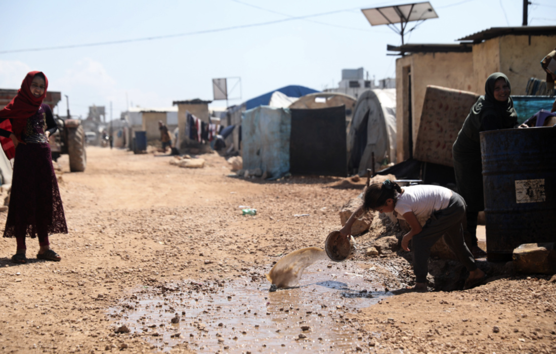 Idlib-provinsen, som detta flyktingläger i staden Atma ligger i, drabbas hårt om vägen stänger.