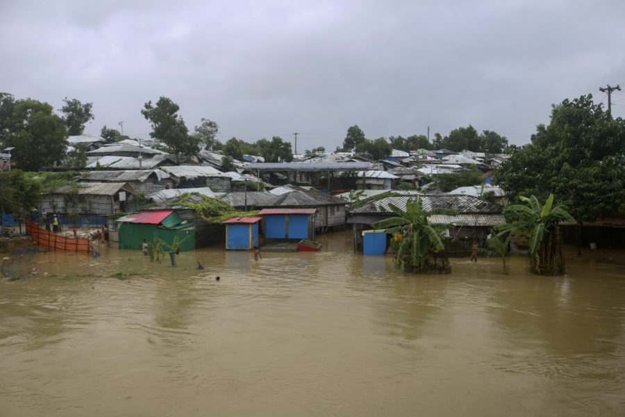 Tre barn har dött till följd av översvämningar i rohingyaflyktingläger i Bangladesh.