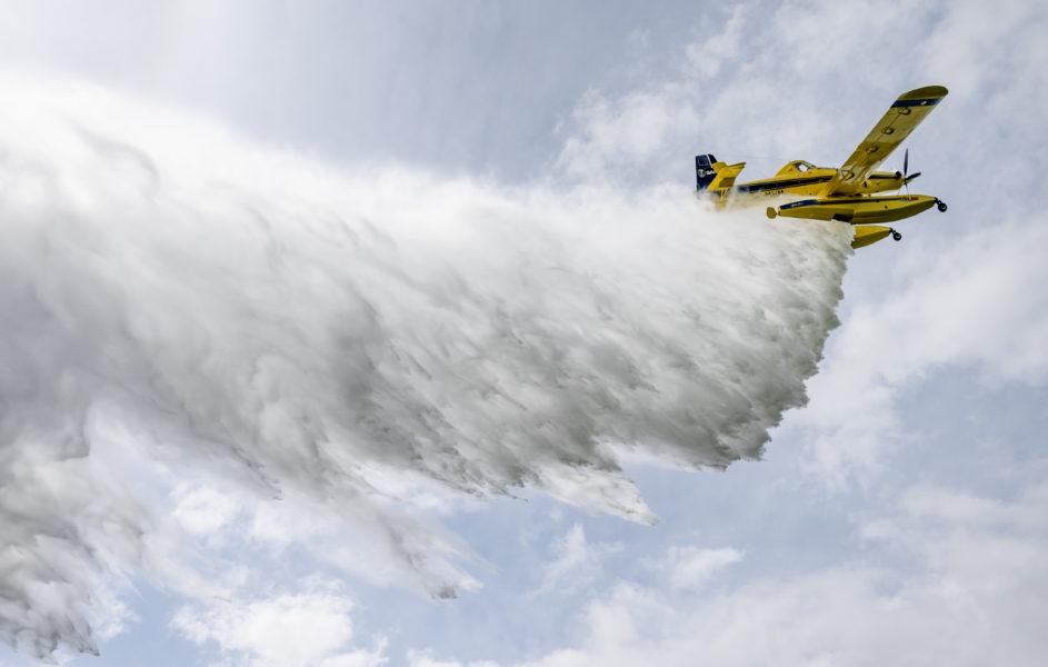 Fyra vattenbombande flygplan är beredda om en skogsbrand uppstår.