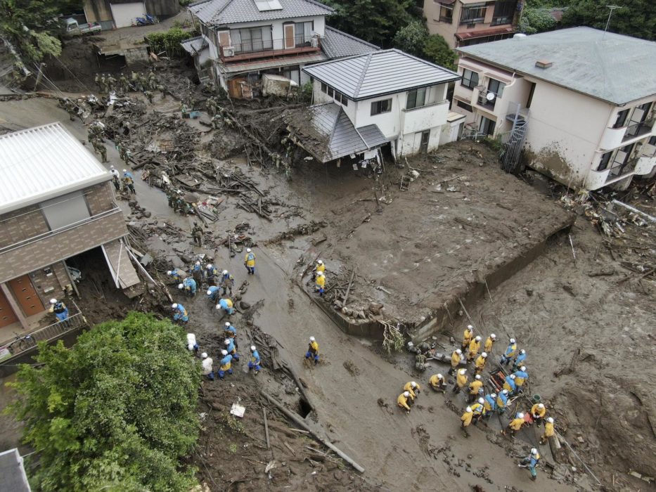 Räddningsarbete efter raset i Atami i Japan den 3 juli.