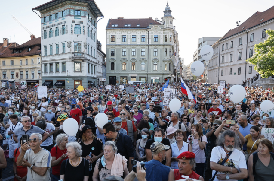 Demonstranter i Ljubljana vid en regeringskritisk protest den 25 juni.