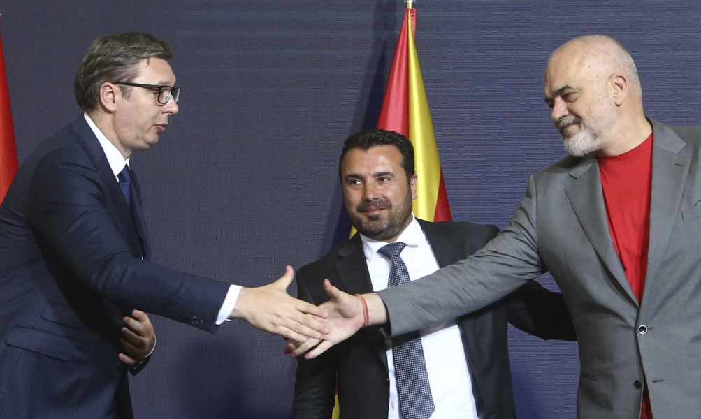 Serbiens president Aleksandar Vucić (till vänster) och Albaniens premiärminister Edi Rama (till höger) skakar hand, efter undertecknandet av tre samarbetsavtal.