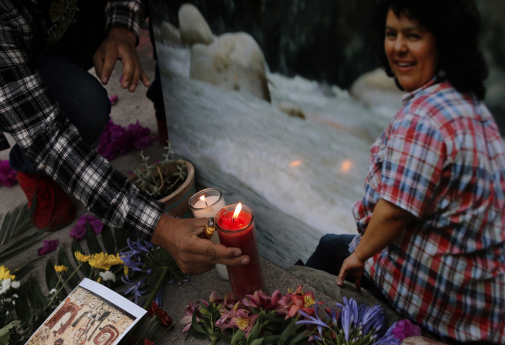 Berta Cácares, aktivist för Honduras ursprungsbefolkning och miljön, sörjdes av många när hon mördades 2016.