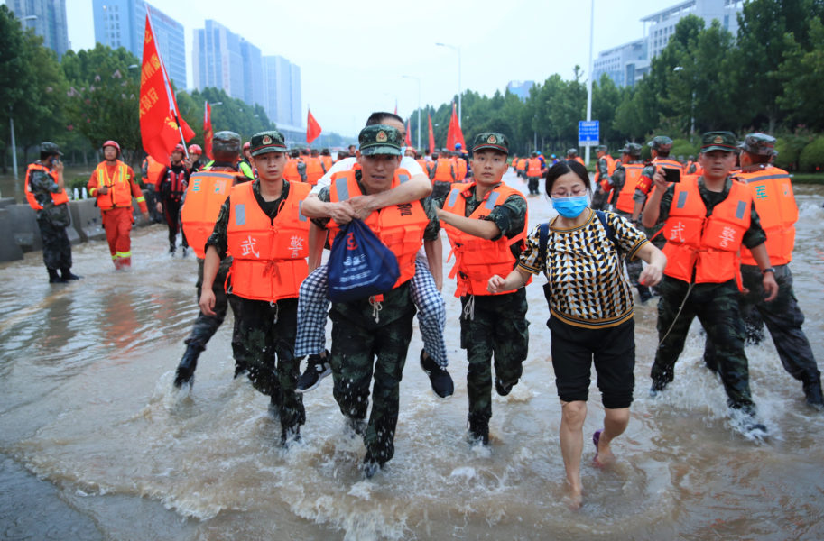 Kinesisk militär evakuerar invånare i samband med översvämningarna i staden Zhengzhou.