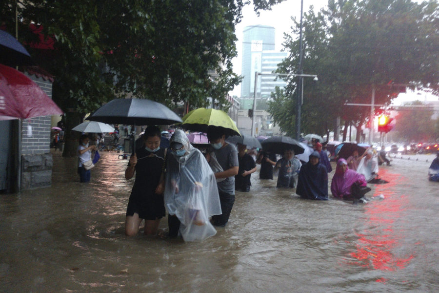 Invånare i Zhengzhou flyr de översvämmade gatorna.