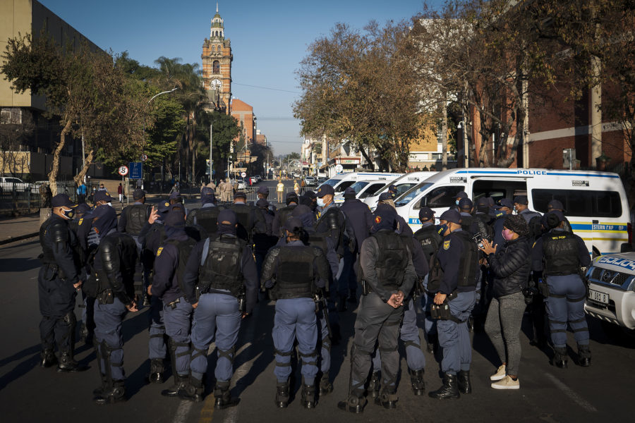 Sydafrikansk polis patrullerar utanför domstolen i Pietermaritzburg under måndagens rättegång mot Jacob Zuma.