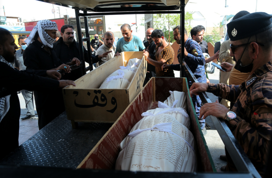 Dödsoffer på väg till begravning i Najaf dagen efter branden.