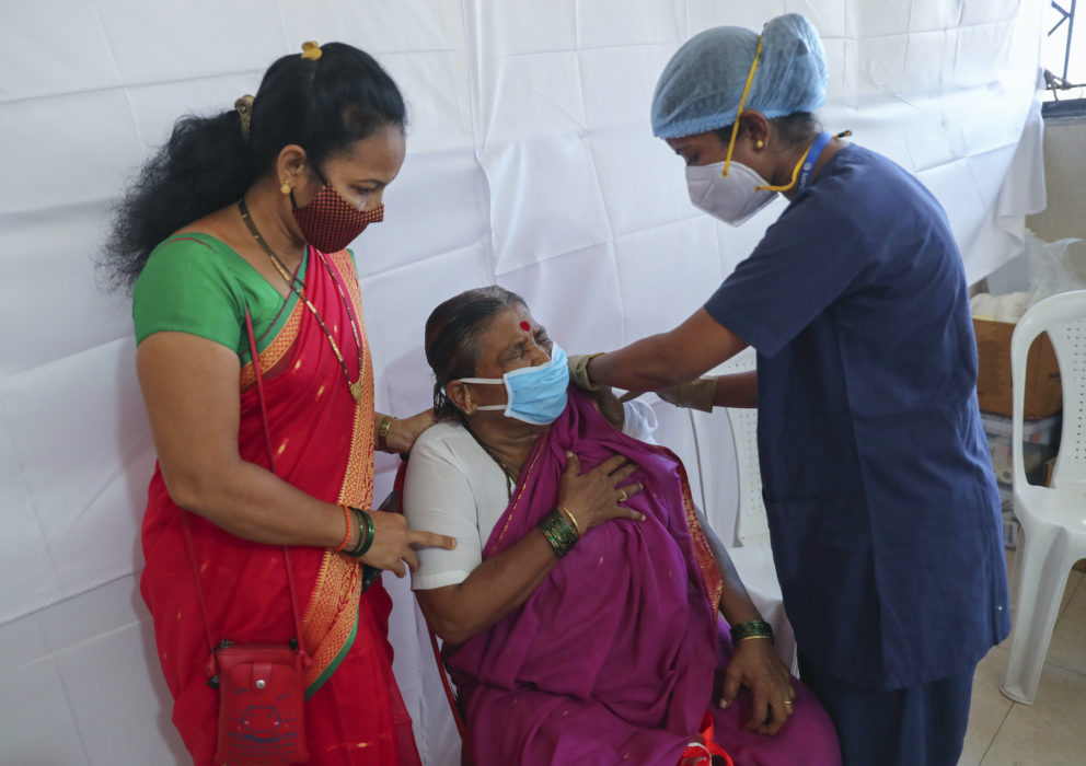 En äldre kvinna får coronavaccin på ett vaccinationscenter i Mumbai, Indien.