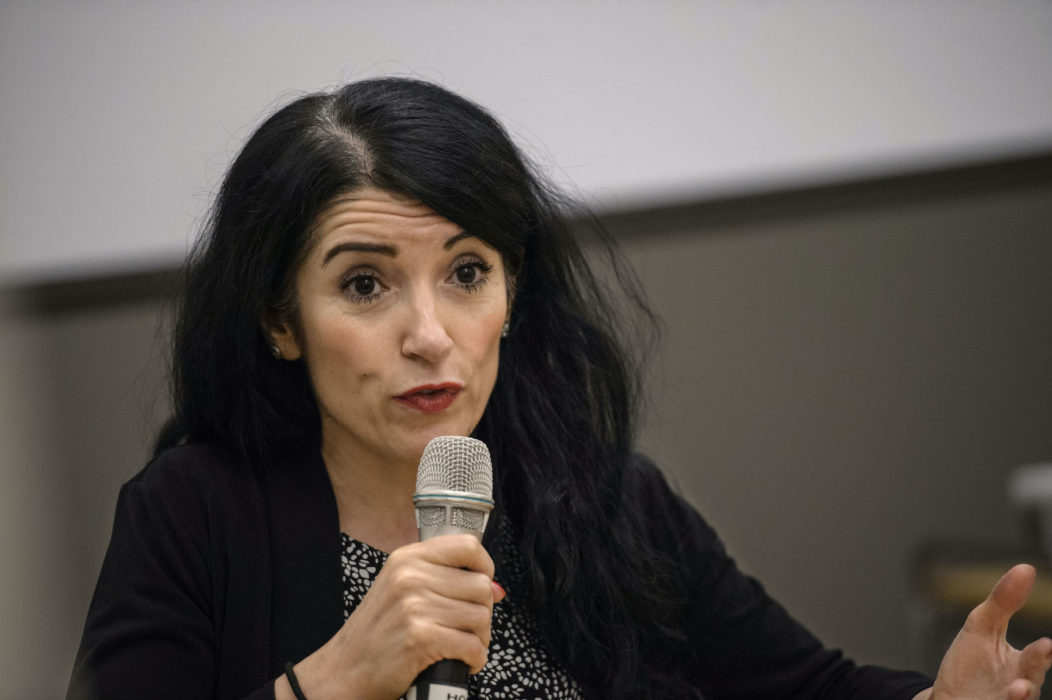 Amineh Kakabaveh har en vågmästarroll inför regeringsomröstningen i riksdagen.