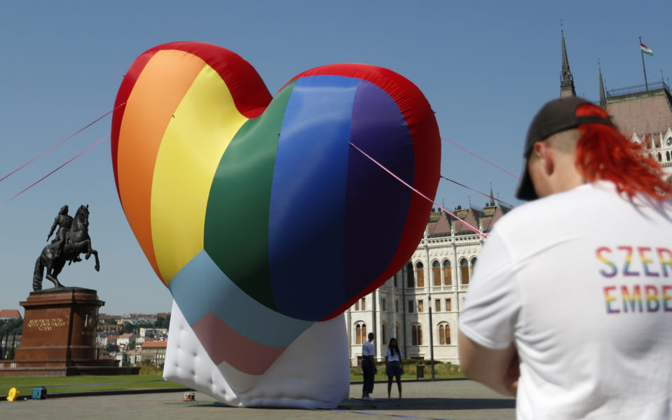 Ungrare protesterar mot den nya lagen i huvudstaden Budapest den 8 juli.