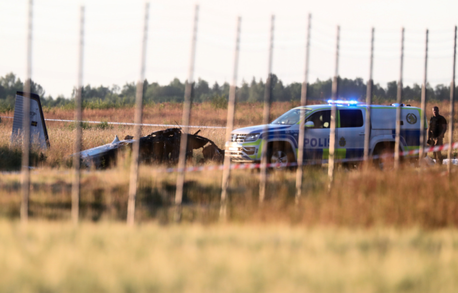 Nio dog i den svåra flygkraschen vid Örebro flygplats på torsdagskvällen.