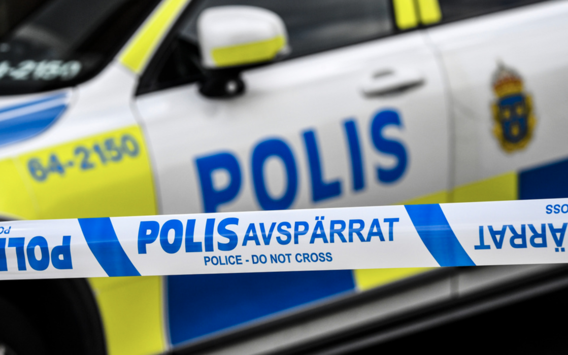 En polis som sköt och skadade en man åtalas för tjänstefel men får behålla jobbet även om han fälls.