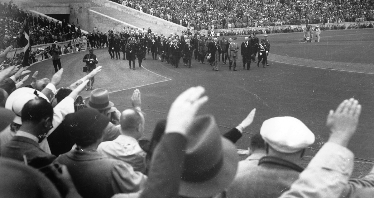 ”På Berlinolympiaden, 1936 / fick Hitler så mycket reklam / att han nästan blev perplex / Och generalerna i Chile / dom är ute efter samma sak / Men vi ska inte propagera / för deras terrorapparat” sjöng Hoola bandoola i låten Stoppa matchen, i protest mot tennismatchen mot diktaturen Chile som spelades i Båstad 1975.