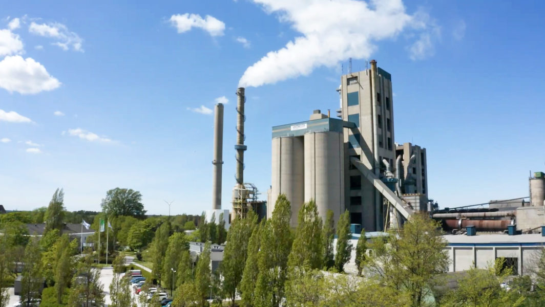 Drönarbild över Cementas fabrik i Slite på Gotland.