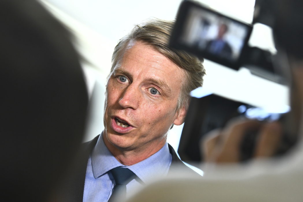 Miljöpartiets språkrör Per Bolund anser att Centerpartiet offrar miljön med sina krav för att släppa fram en ny S-ledd regering.