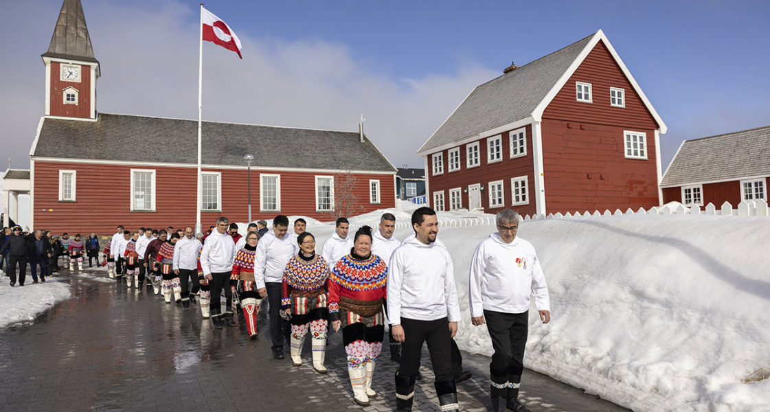 Det grönländska parlamentet på väg från kyrkan till parlamentshuset.