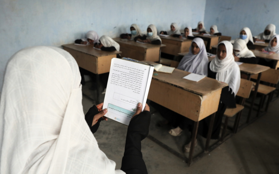 I Afghanistan har pandemin lett till att skolorna varit stängda i över sju månader 2020 och 2021.