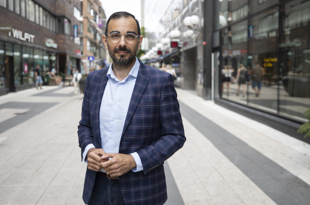 Liberalernas arbetsmarknadspolitiska talesperson Arman Teimouri (L) menar att det behövs fler incitament för att få människor i arbete.