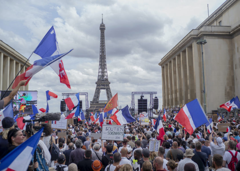 Tusentals samlades vid Place Trocadero framför Eiffeltornet i protest mot vaccinkraven.