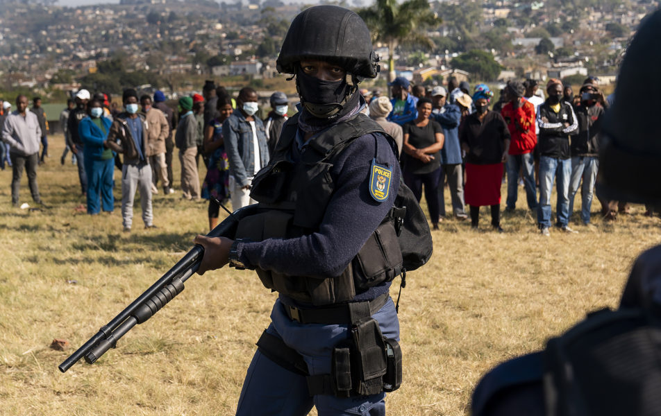 Beväpnad polis under polisminister Bheki Celes besök i Phoenix utanför Durban den 17 juli.