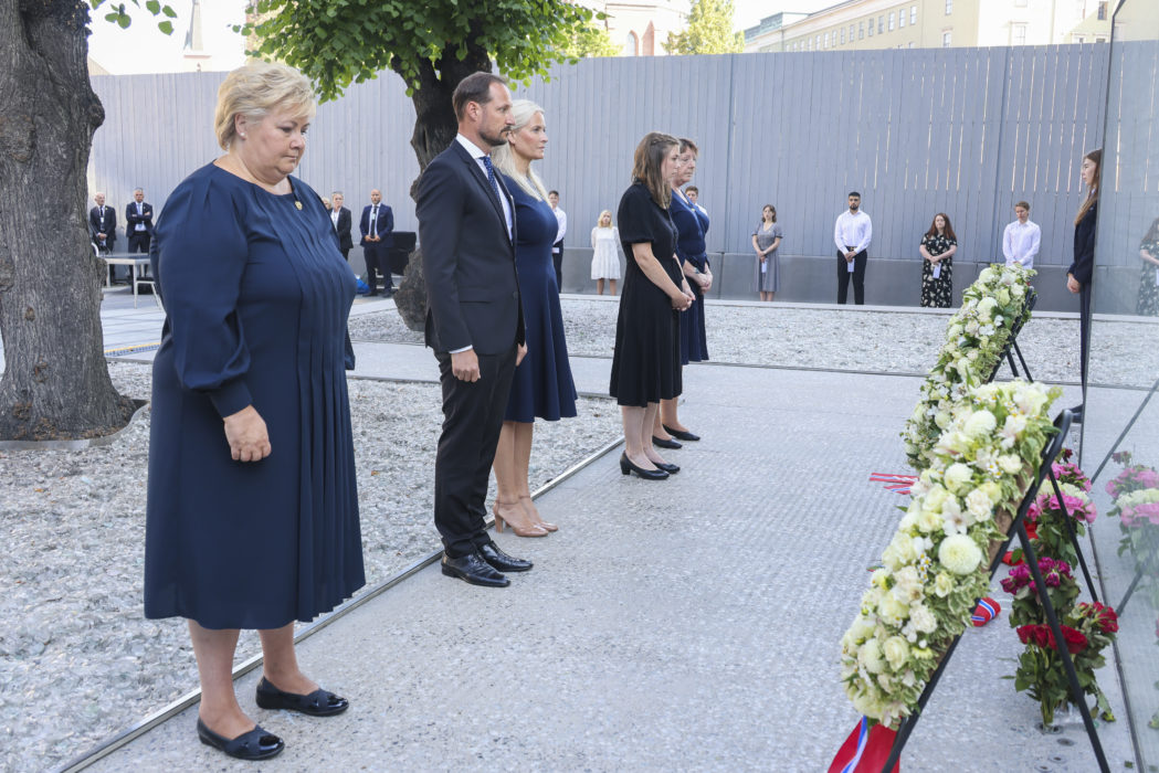 Norges statsminister Erna Solberg (H), kronprins Haakon Magnus, kronprinsessan Mette-Marit, AUF-ledaren Astrid Hoem och Lisbeth Kristine Røyneland, ledare för den nationella stödgruppen efter 22 juli under minnesstunden i regeringskvarteren.