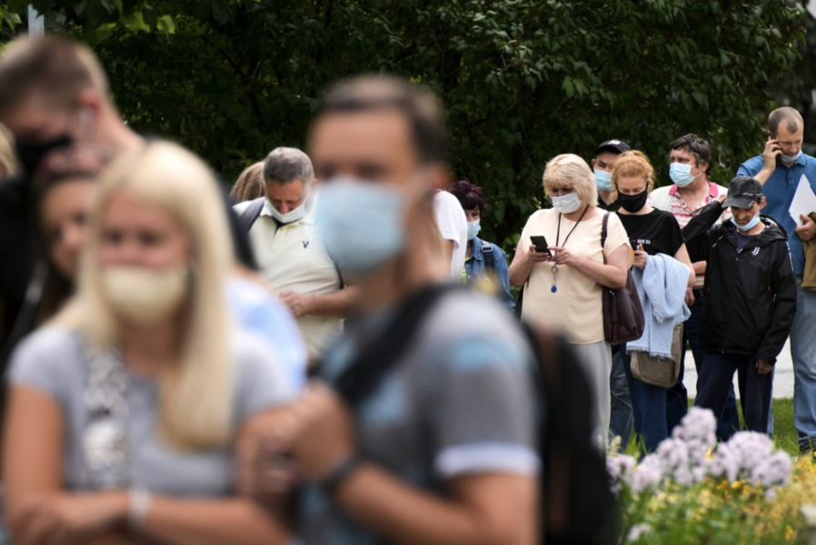Människor köar för att vaccinera sig mot covid-19 i den ryska huvudstaden Moskva.
