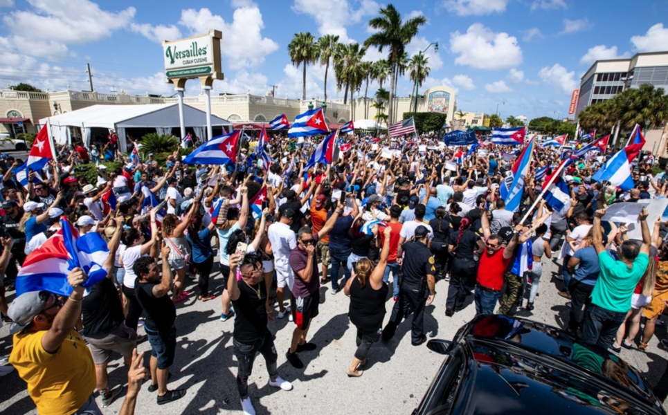 Exilkubaner i Miami i USA visar sitt stöd för de regimkritiska protesterna som hålls i Kuba.