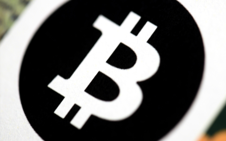 Den digitala kryptovalutan bitcoin uppfanns 2009 av Satoshi Nakamoto, en pseudonym vars identitet aldrig har avslöjats.