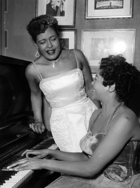 Billie Holiday sjunger med en okänd pianist.