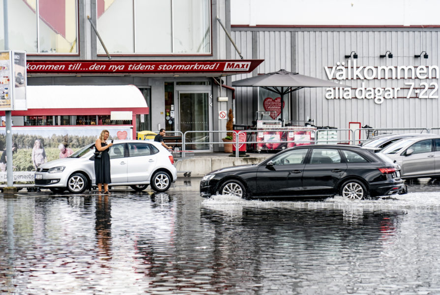 Det har varit översvämningar på flera håll i landet, bland annat i Bohuslän och Kristianstad.