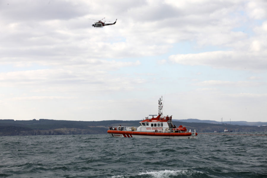 En båt från den turkiska kustbevakningen söker efter överlevande efter att en migrantbåt sjunkit 2014.
