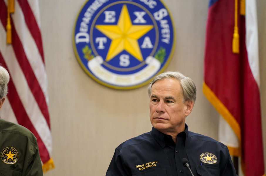 Texas guvernör Greg Abbott har begränsat transporten av migranter i delstaten, vilket har fått Bidens regering att ilskna till.