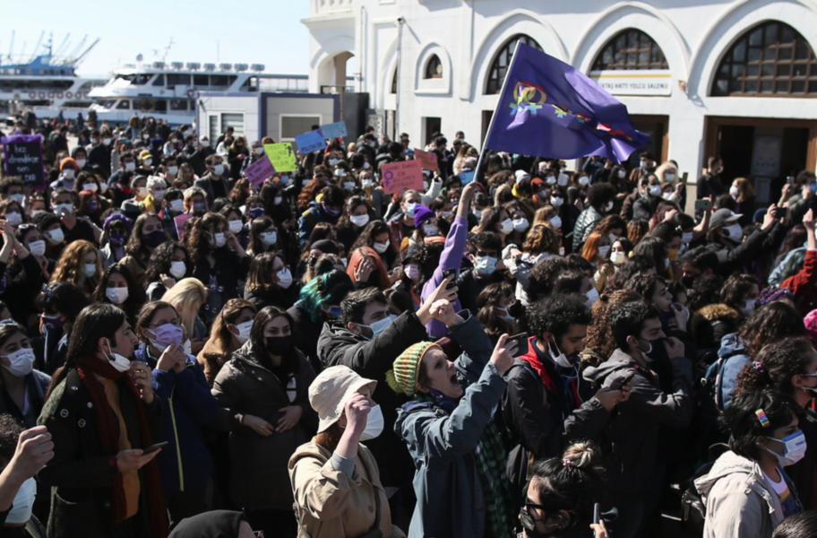 Demonstranter under protester i Istanbul i mars i år mot den turkiska regeringens beslut att lämna Istanbulkonvention om våld mot kvinnor.