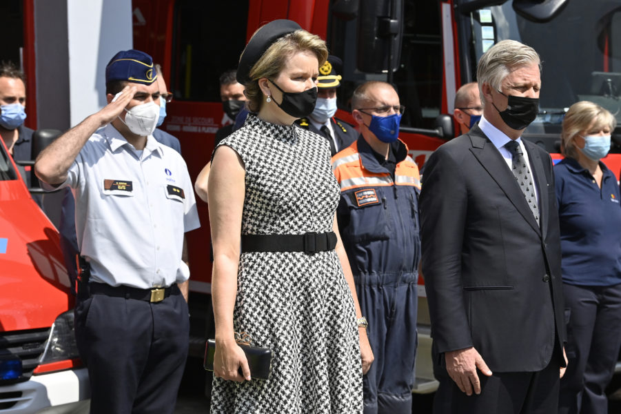 Belgarnas kung Philippe (till höger) med drottning Mathilde (i mitten) under tisdagens tysta minut för offren i översvämningskatastrofen i östra Belgien.