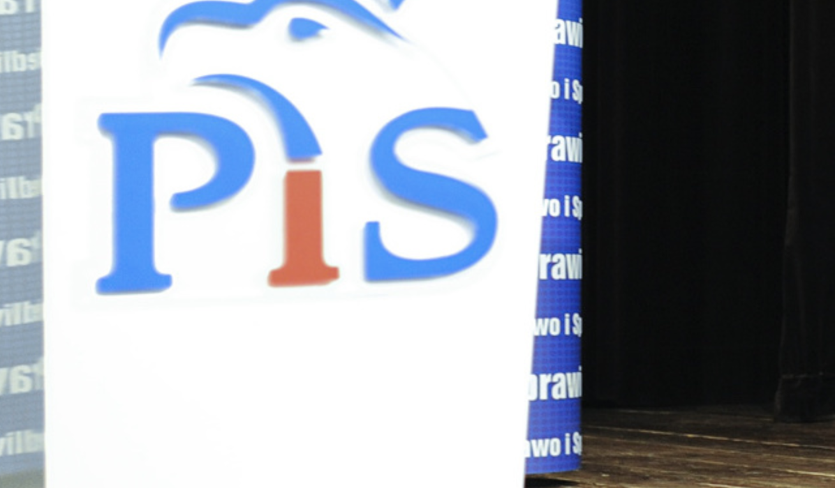Den juridiska striden kommer efter åtgärder som införts av Polens styrande parti PIS.