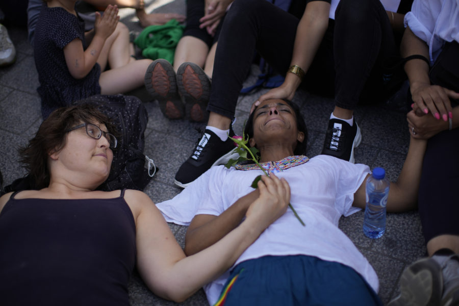 En hungerstrejkande kvinna tröstas av andra under en protest till stöd för de papperslösa migranterna i Bryssel den 17 juli.