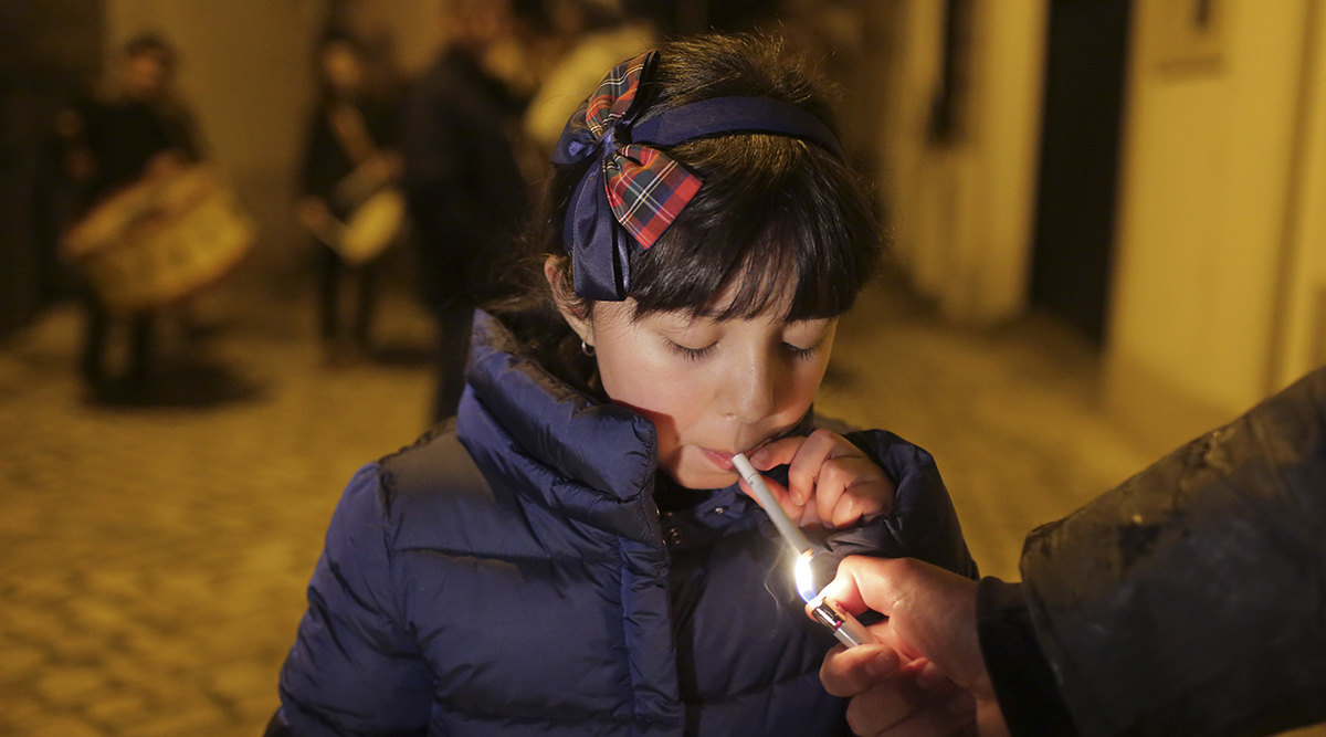 En kontroversiell tradition i den portugisiska byn Vale de Salgueiro är att vuxna uppmuntrar barn att röka under en festival som kallas "kungsfesten".