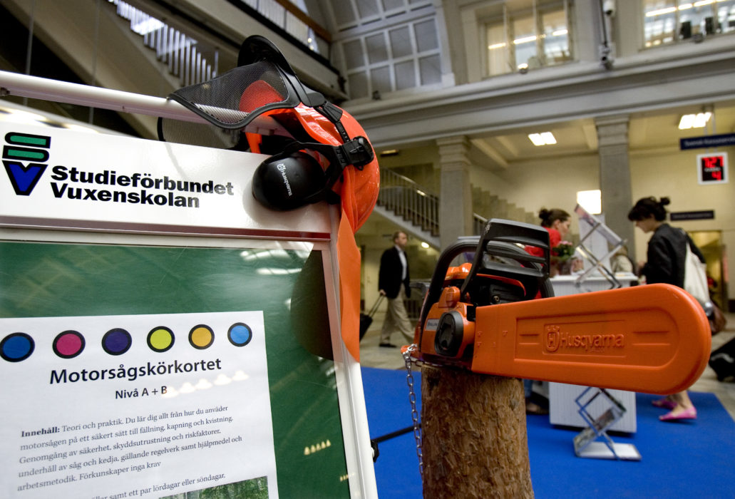 Studieförbunden kan få mindre pengar att röra sig med vid ett maktskifte.