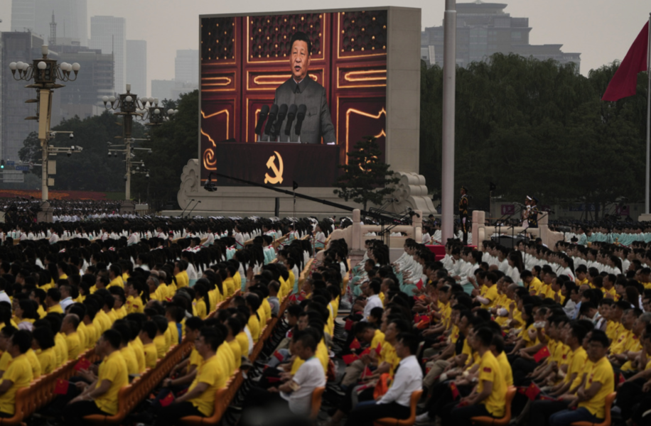 Kinas president Xi Jinping talar på Himmelska fridens torg.