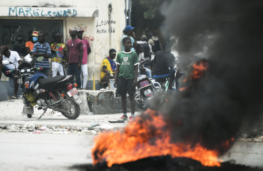 Demonstranter har tänt på däck i Port-au-Prince i Haiti.