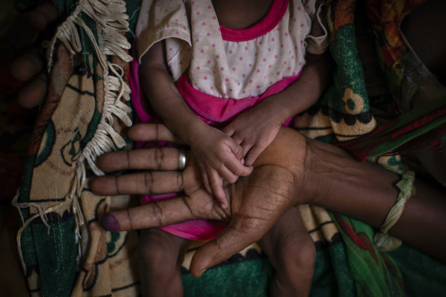 Abeba Gebru, 37, från byn Getskimilesley håller sin 20 dagar gamla dotter Tigsti Mahderekals händer.