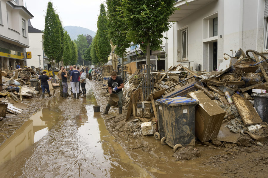 Invånare i Bad Neuenahr i västra Tyskland röjer undan bråte och lera efter de förödande översvämningar som följde i spåren på kraftiga regn över Tyskland, Belgien och Nederländerna tidigare i veckan.