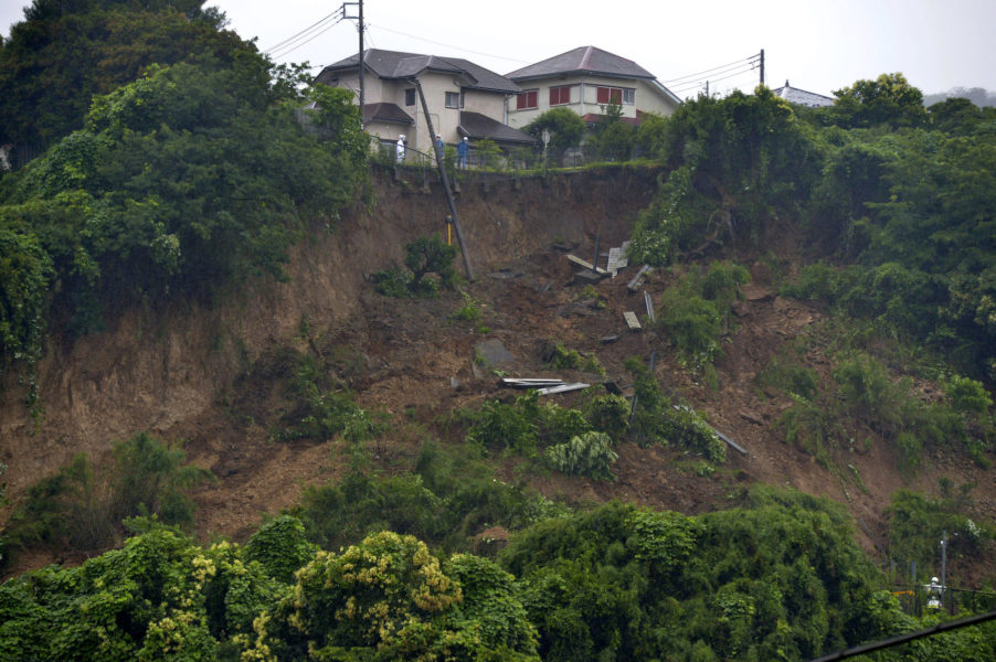 Jordskred har orsakat förödelse i Zushi i prefekturen Kanagawa, där bilden är tagen.