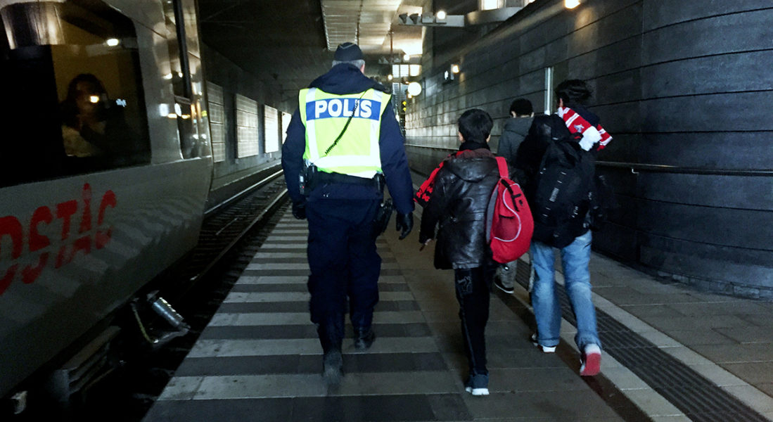Ett par ensamkommande flyktingbarn lotsas tillrätta av polisen på Hyllie station den 12 november 2015, när gränserna hade börjat stängas.