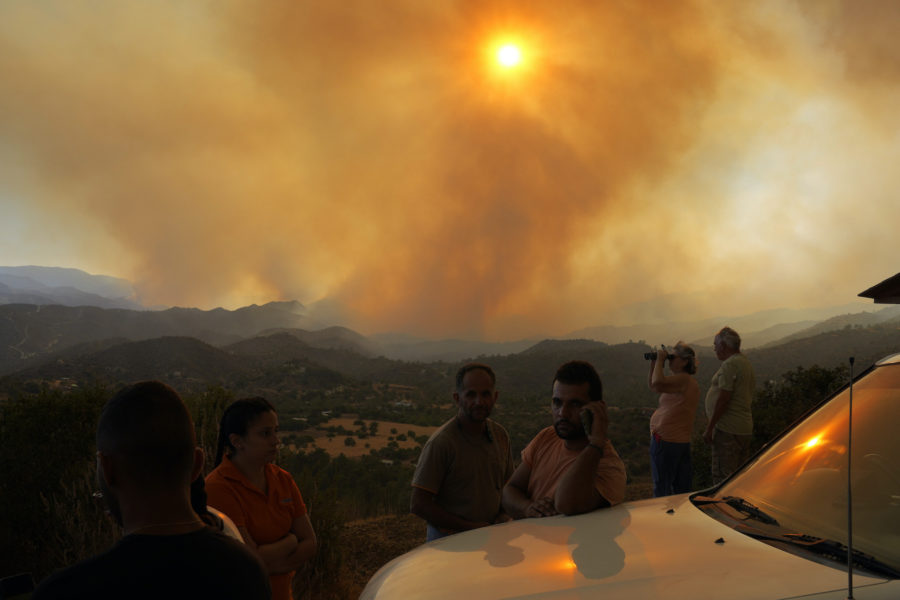 Bybor håller koll på branden i bergsområdet kring Larnaca.