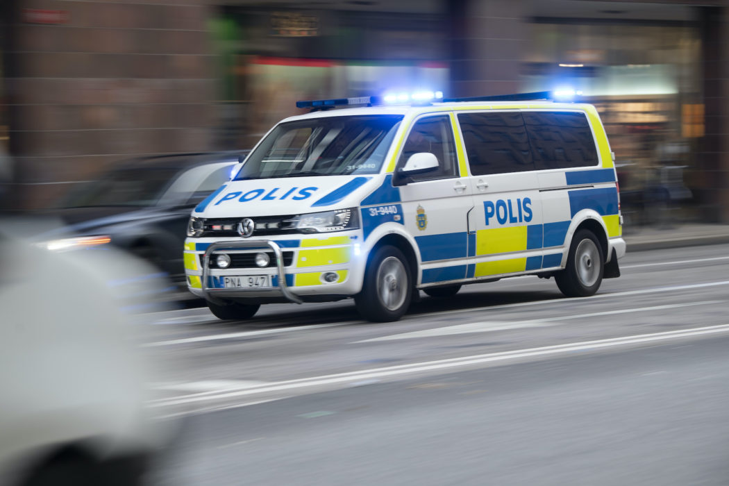 En grupp klimataktivister stoppade trafiken på en gata i centrala Malmö på lördagen – flera personer greps av polisen.