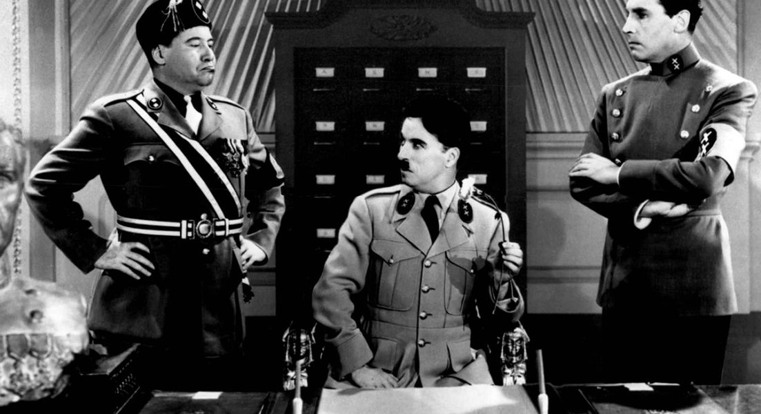 Charlie Chaplin som diktator i filmen Diktatorn från 1940, som driver med Nazityskland och Mussolinis Italien.