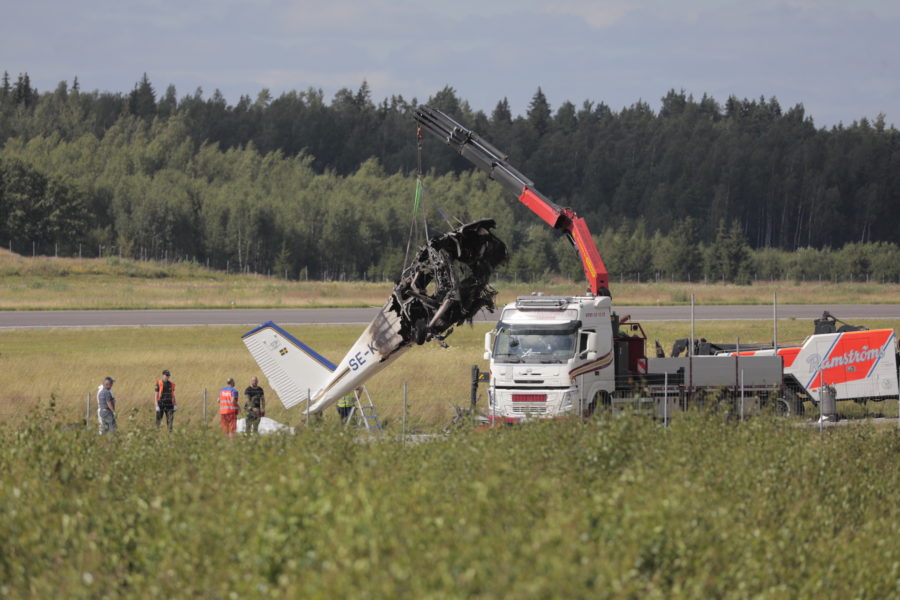 Flygplansvraket som kraschade vid Örebro flygplats i torsdags bärgas.